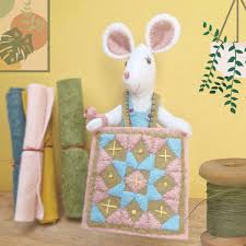 Corrine Lapierre Felt Little Mouse makes a quilt